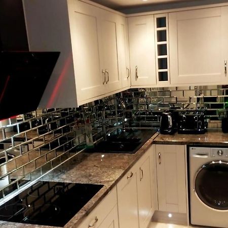Appartamento Impeccable 2-Bed House Londra Esterno foto