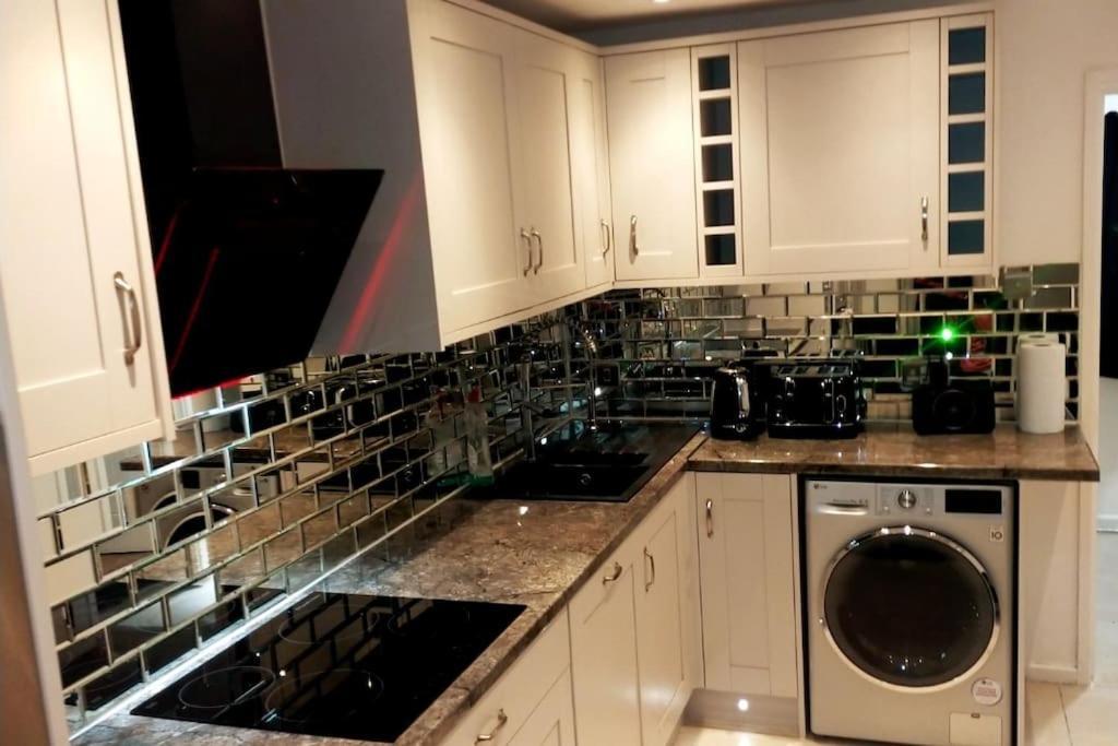 Appartamento Impeccable 2-Bed House Londra Esterno foto