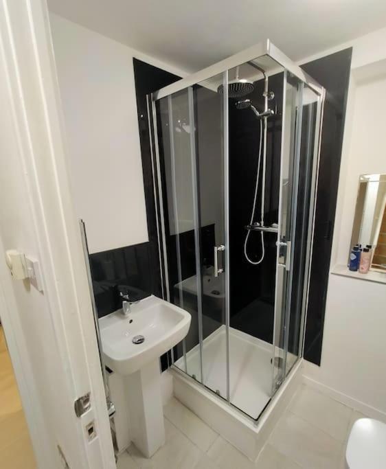 Appartamento Impeccable 2-Bed House Londra Esterno foto