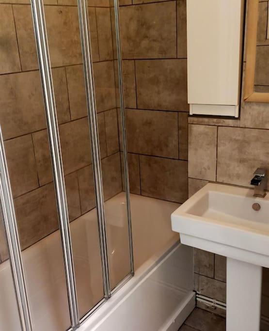 Appartamento Impeccable 2-Bed House Londra Esterno foto