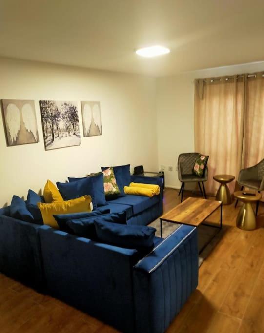 Appartamento Impeccable 2-Bed House Londra Esterno foto