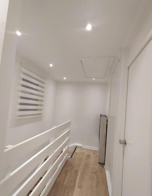 Appartamento Impeccable 2-Bed House Londra Esterno foto