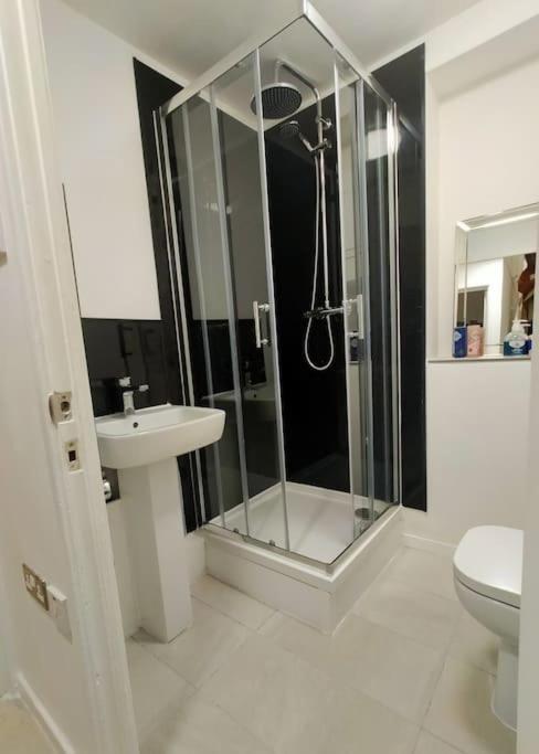 Appartamento Impeccable 2-Bed House Londra Esterno foto