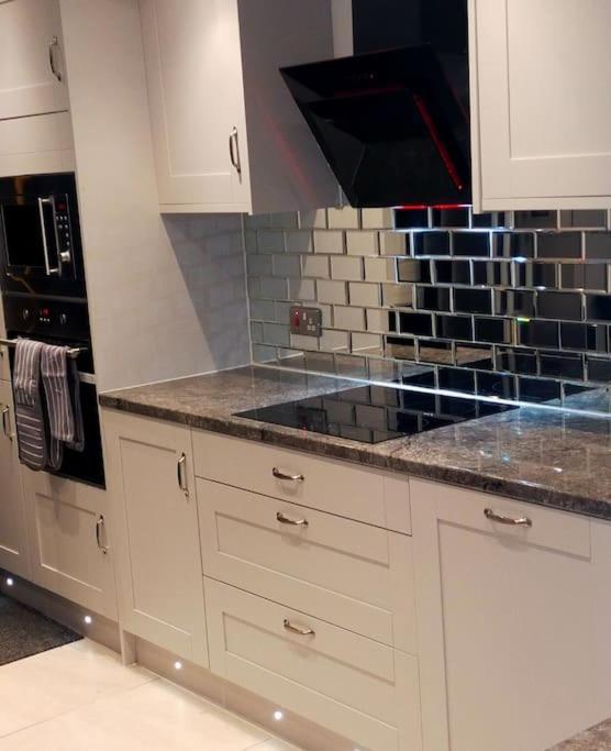 Appartamento Impeccable 2-Bed House Londra Esterno foto