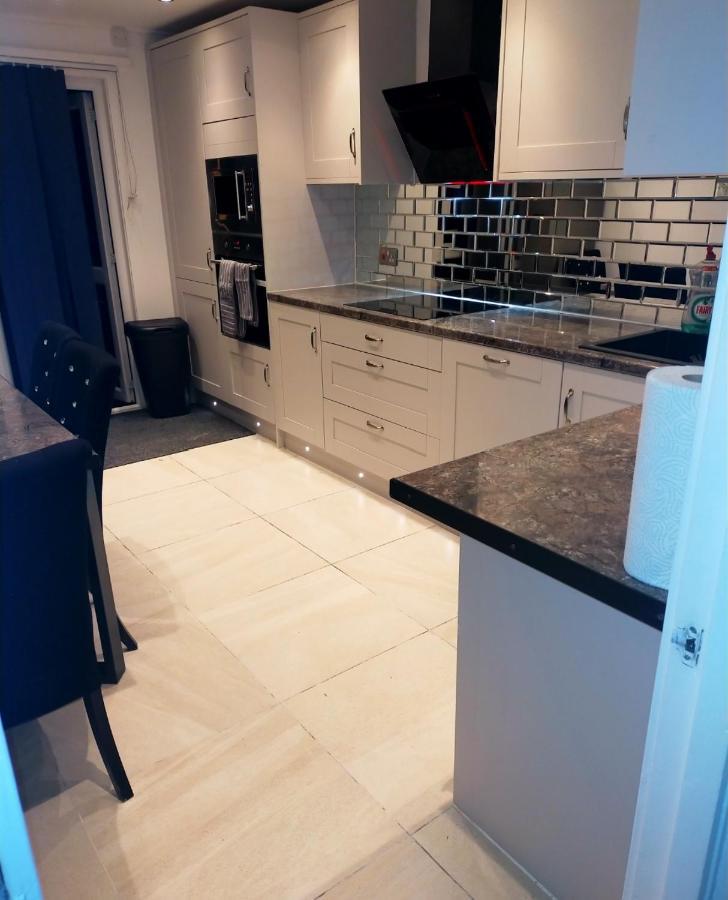 Appartamento Impeccable 2-Bed House Londra Esterno foto